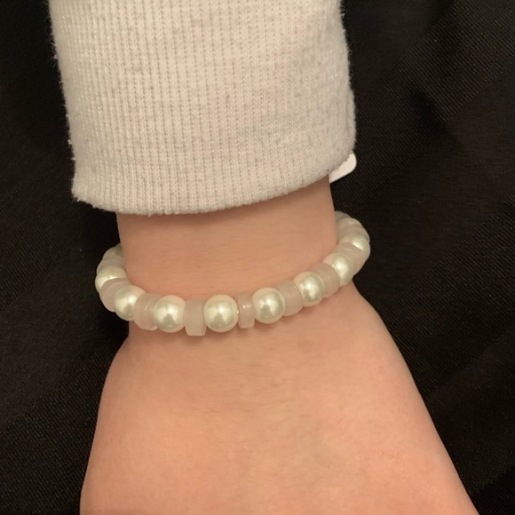 1 pearlescent and semi precious stone beaded stretchy bracelet - Picture 2 of 3